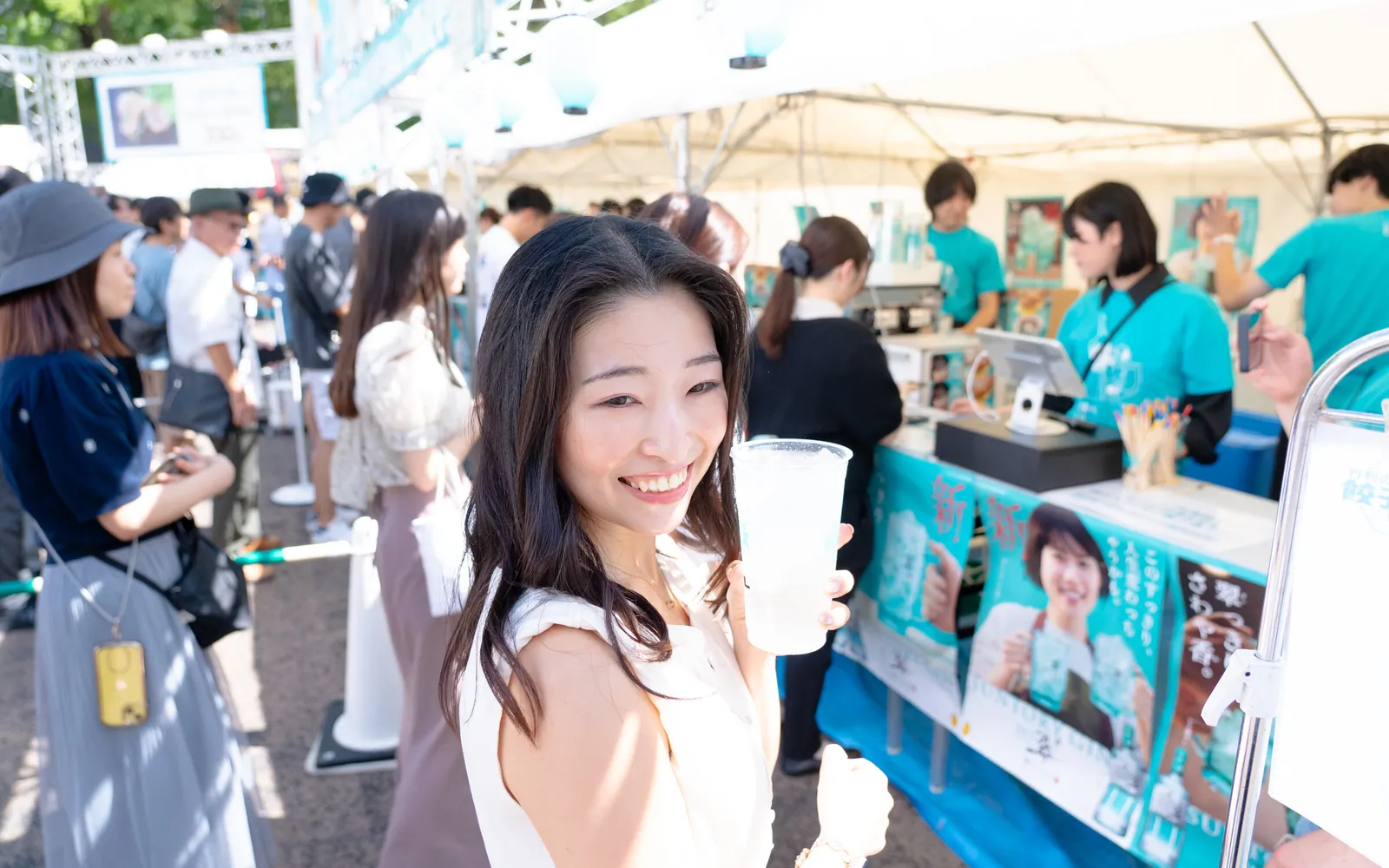 イベント会場で笑顔の仲間