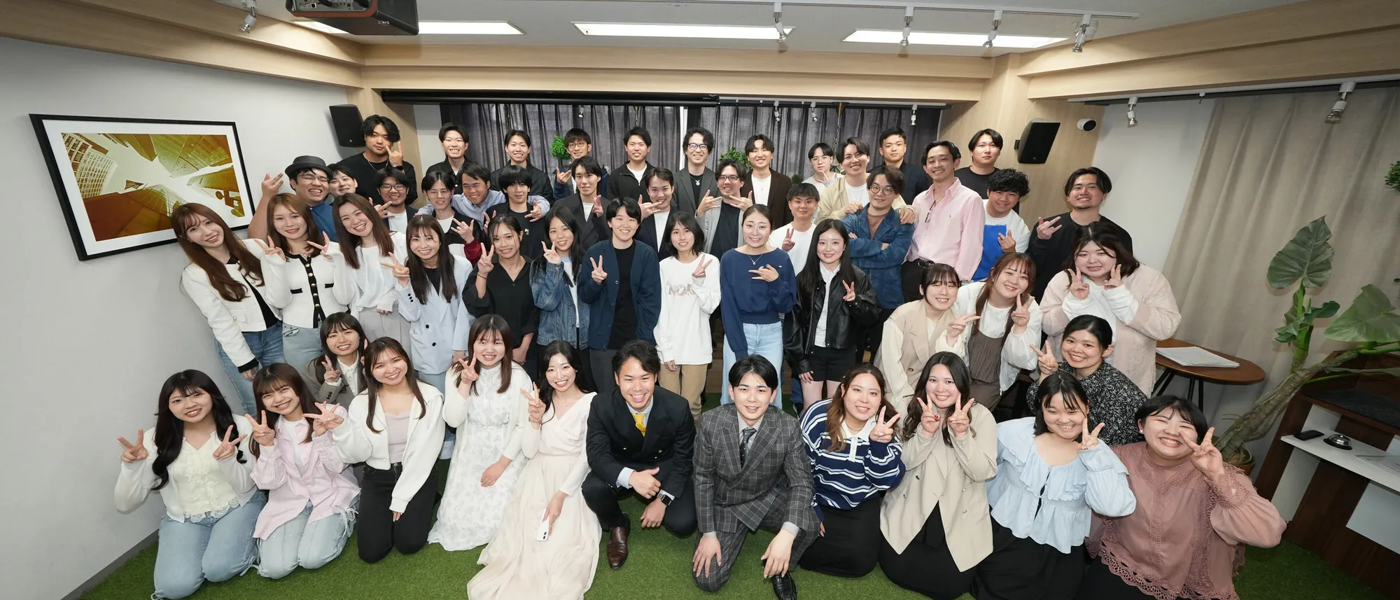 オフィスに集まった仲間の集合写真